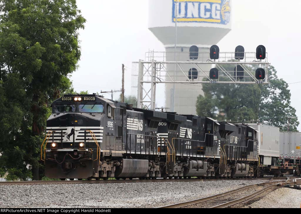 NS 9596 leads train 218 towards Pomona Yard